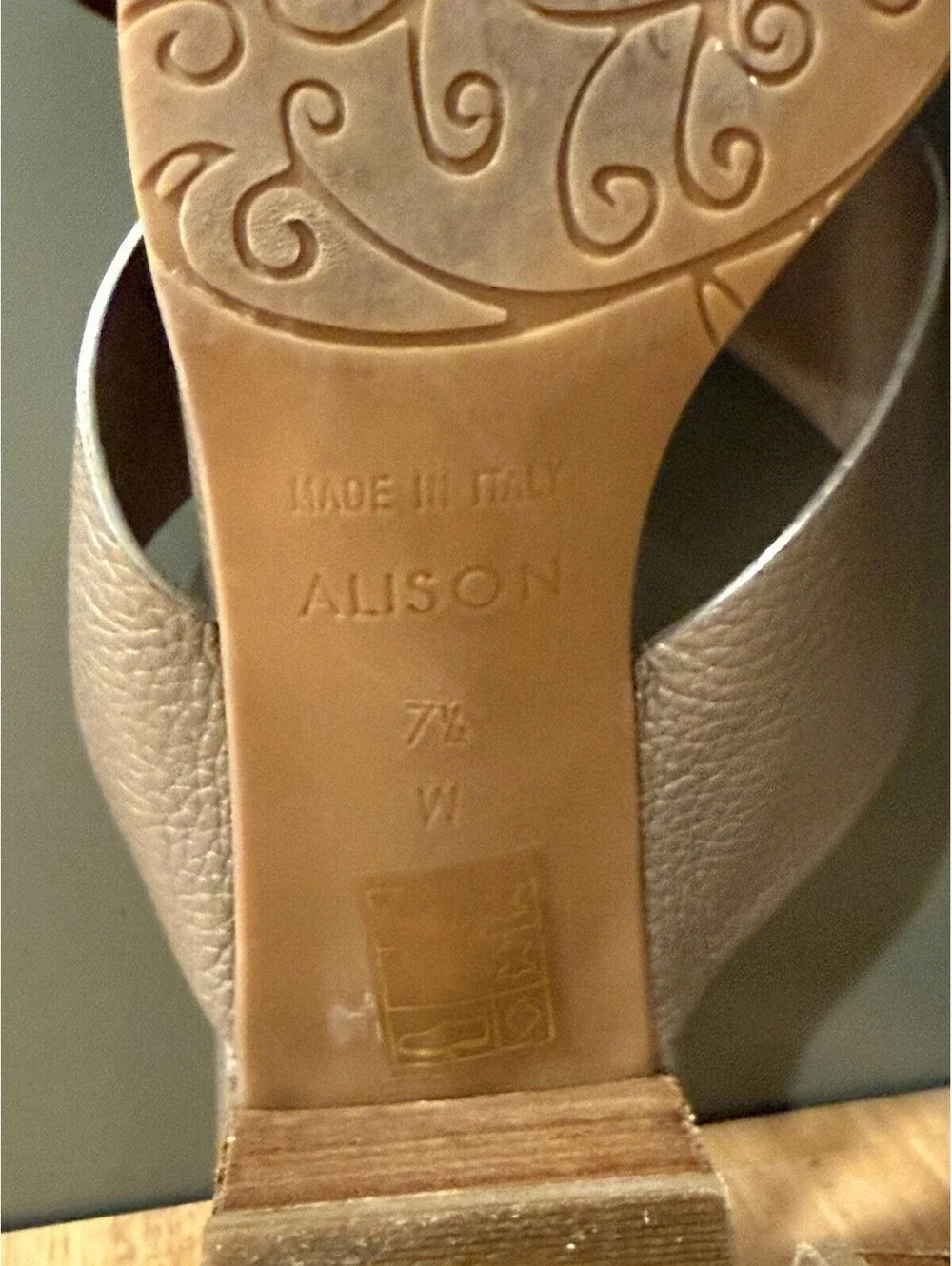 Brighton Alison Women’s 7.5 M Silver Leather Medallion Block Heel Sandals Italy